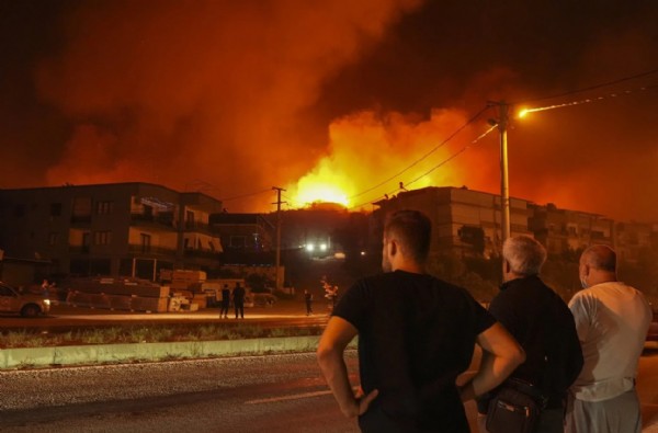 İzmir'de yangın 3. gününde! Alevler yerleşim yerlerine sıçradı: Havadan ve karadan müdahale ediliyor